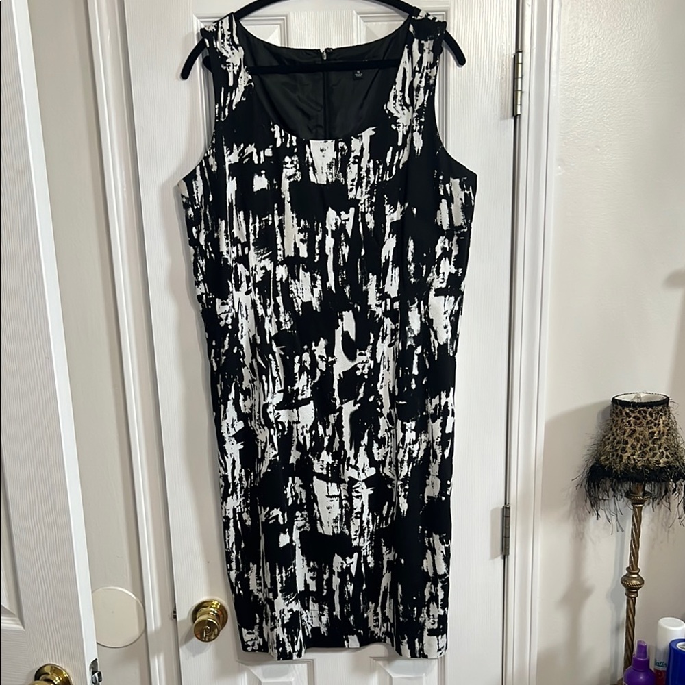 Metrostyle Black and White Sleeveless Sheath Dress